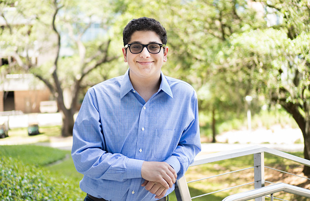 FLVS's tweet photo. FLVS alum Drew Falkowitz is the youngest student to graduate from #USF, earning his bachelor’s degree in cellular and molecular biology at just 16-years-old. 🎓 Read more about Drew at https://t.co/T1UTUOQ0fR.
#IAMFLVS #StudentSuccess #education https://t.co/eYbEDeae5I