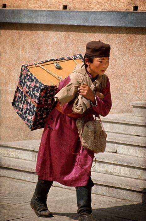 Хөдөөнөөс ирж буй оюутан. Улаанбаатар хот 1964 он.