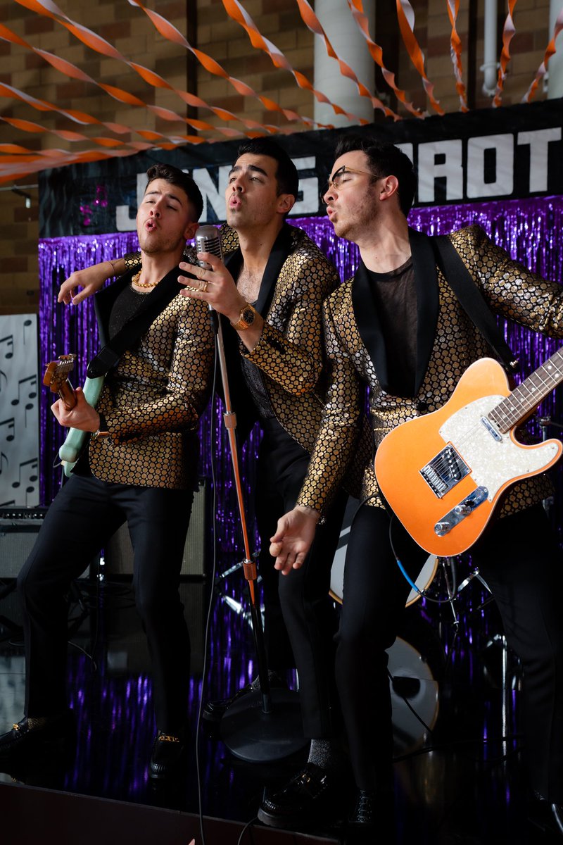 jonasbrothers's tweet photo. #WhatAManGottaDoVideo 🤷🏻‍♂️
https://t.co/KGNyat7jgz https://t.co/TRO3RqKVXU