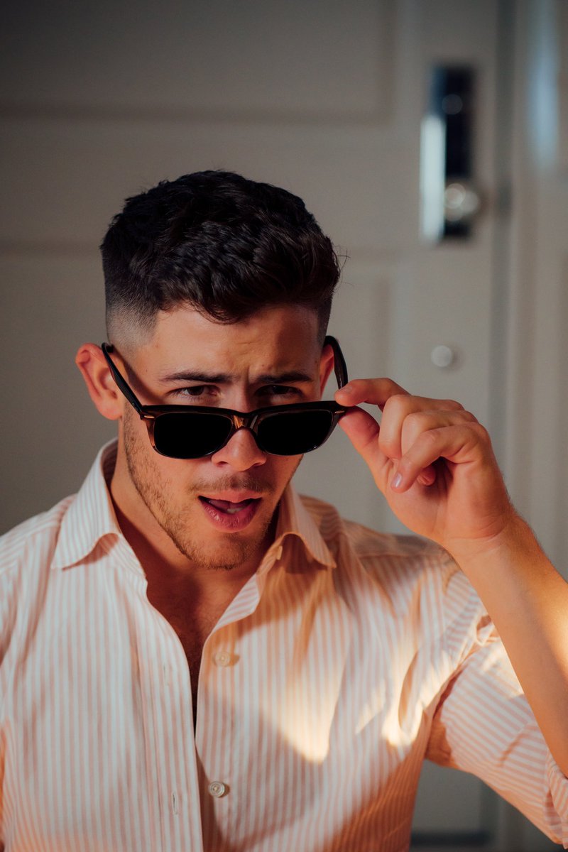 jonasbrothers's tweet photo. #WhatAManGottaDoVideo 🤷🏻‍♂️
https://t.co/KGNyat7jgz https://t.co/TRO3RqKVXU