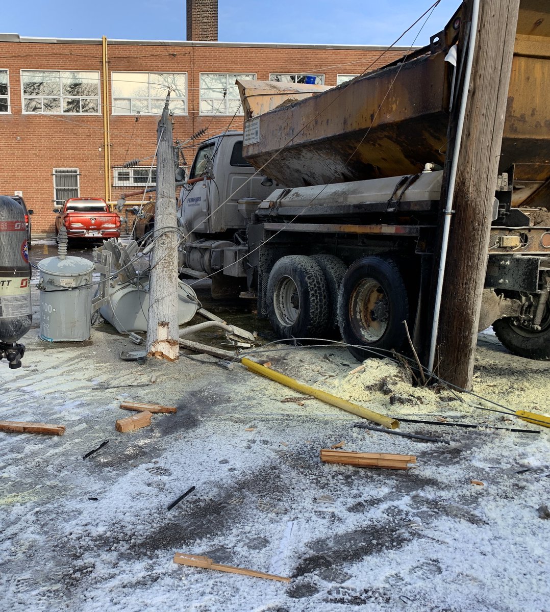LdnOntFire's tweet photo. Active incident update on Beecher St. Hydro shut off. Fire extinguished. Driver extricated with no injuries. Scene stabilized. Working with partners @lpsmediaoffice @LondonHydro please avoid the area. #ldnont #lfdont https://t.co/O0EQRYTuH6