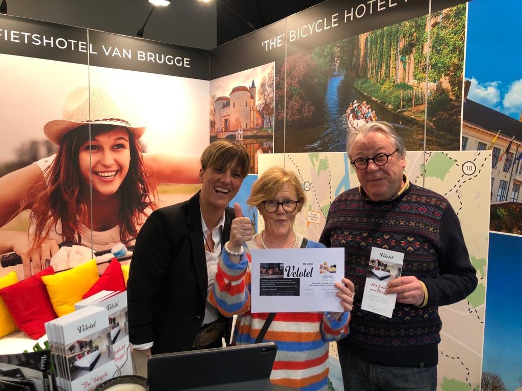hotelvelotel's tweet photo. Bezoek zeker de stand van Hotel Velotel op Velofollies in Kortrijk, je kan namelijk kans maken op verschillende prijzen! 😍 Elke dag maak je kans op 3 overnachtingen, de 1ste overnachting is net gewonnen! 🚲😍 #velofollies #fietsbeurs #hotelvelotel https://t.co/EusOa8zyU0