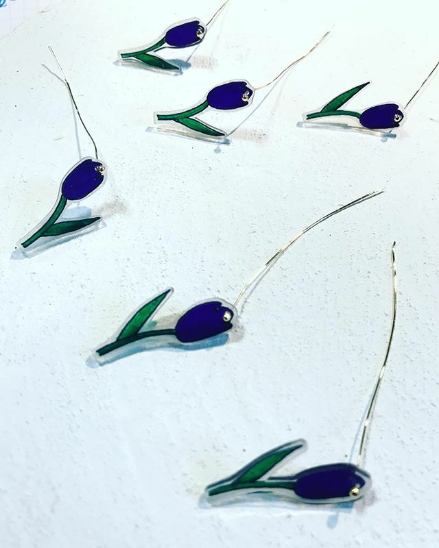 w_wellbeing's tweet photo. Paarse tulpen in de maak!

#tulips #tulpen #amsterdam #handmade #ilustratie #cadeau #natasjaelda #sieraden #goldfilled https://t.co/fEC2dorQhJ https://t.co/9W8sX15CfN