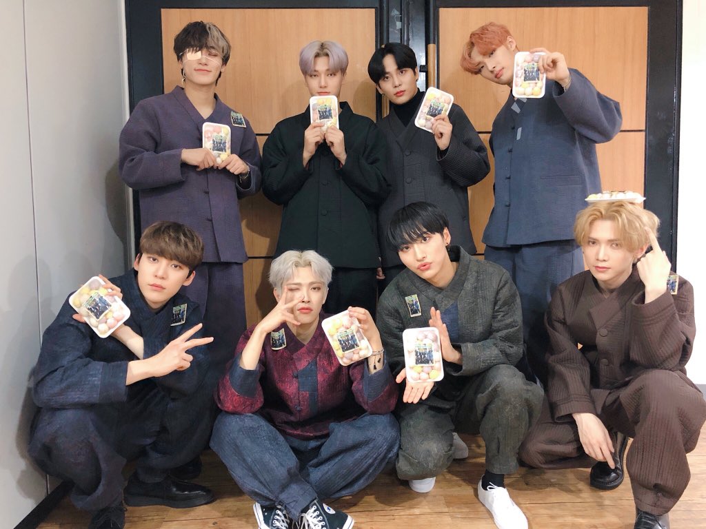 ATEEZofficial's tweet photo. [📷] TODAY ATEEZ
　
꿀떡 먹자 like a 설날🍯🎶
앤서티즈도 한복티즈도 모두 최고🙌
　
#TODAY_ATEEZ #ATEEZ #에이티즈 https://t.co/jEJDQ5SK0D