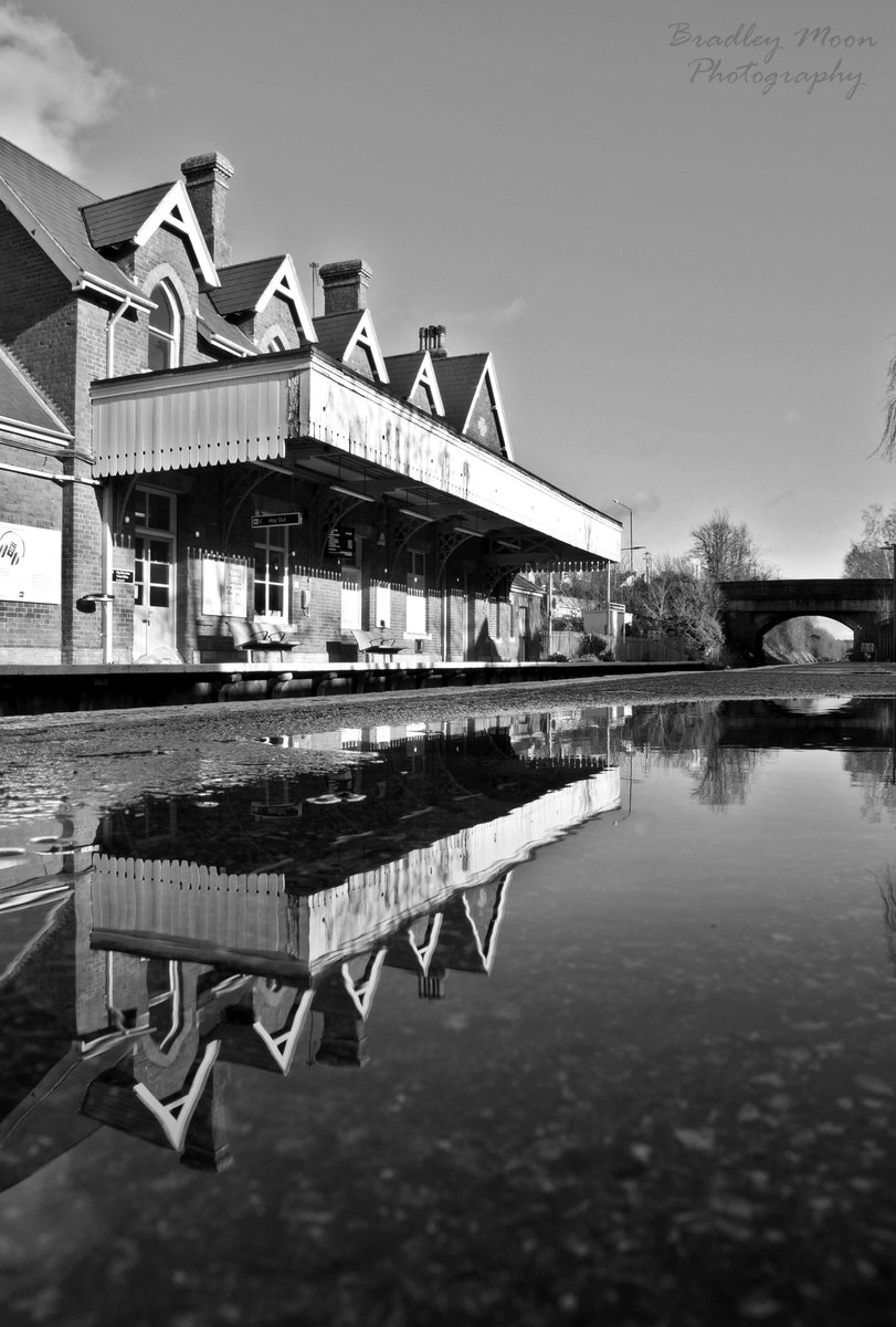 Borough Green & Wrotham train station reflection
#photography #kent #fridayfeeling #trainstation #blackandwhite #creative #puddlereflection #fridaymotivation 
If you are interested in buying this photo follow this link: bradleymoonphotography.com/Landscapes-Wat…