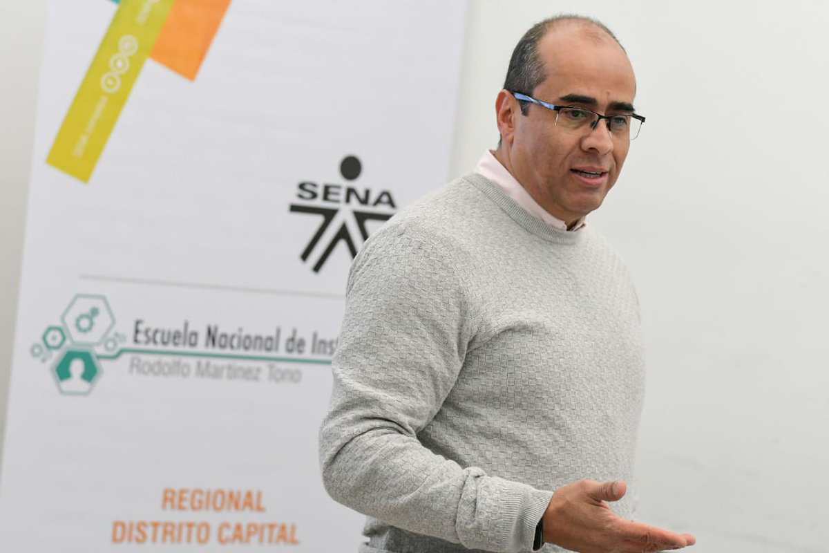SENAComunica's tweet photo. "Está oportunidad le da a nuestros instructores una visión amplia de la formación y es muy valiosa para que la industria colombiana se modernice y entre de lleno a la #4Revolución Industrial" @Farid_Figueroat sobre los #InstructorSENA que viajan a 🇩🇪 https://t.co/hdB31E6lIl