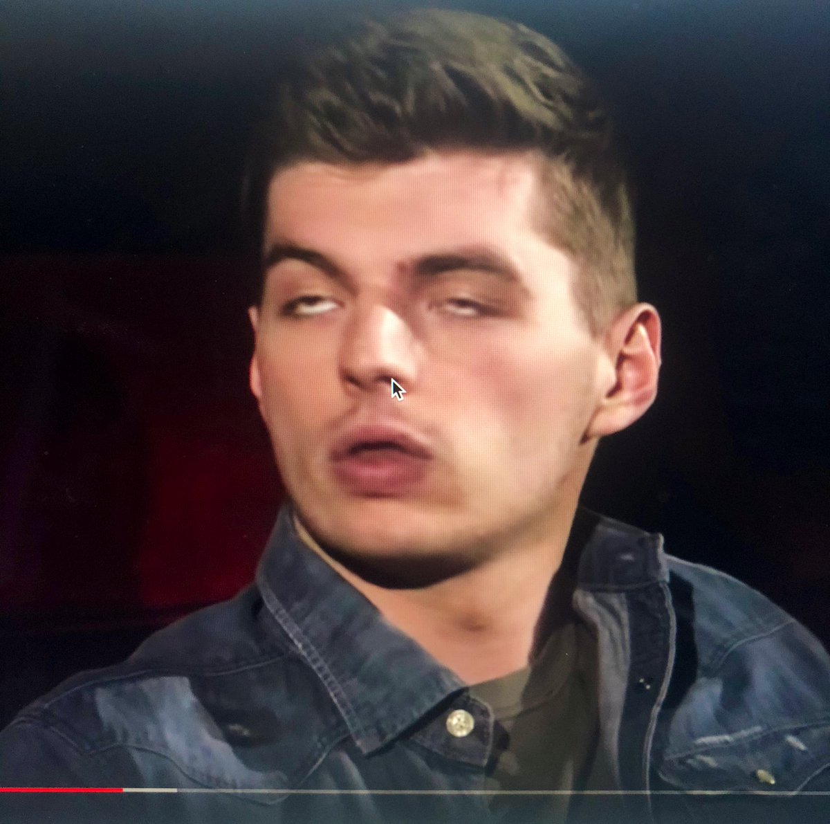 Vrijdagmiddagborrel film. Even op pauze. Even <a href="/redbullNED/">Red Bull Nederland</a> halen. <a href="/Max33Verstappen/">Max Verstappen</a>