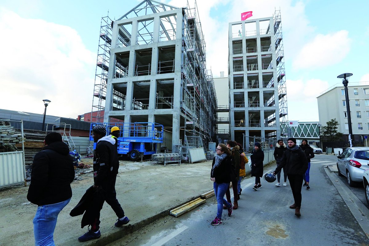 Les jeunes volontaires en service civique d'@uniscite qui viendront prochainement à la rencontre des Romainvillois·es parler transition alimentaire, en visite sur le chantier de la Cité Maraîchère <a href="/93Romainville/">Ville de Romainville</a> qui deviendra le lieu de sensibilisation à l'alimentation durable