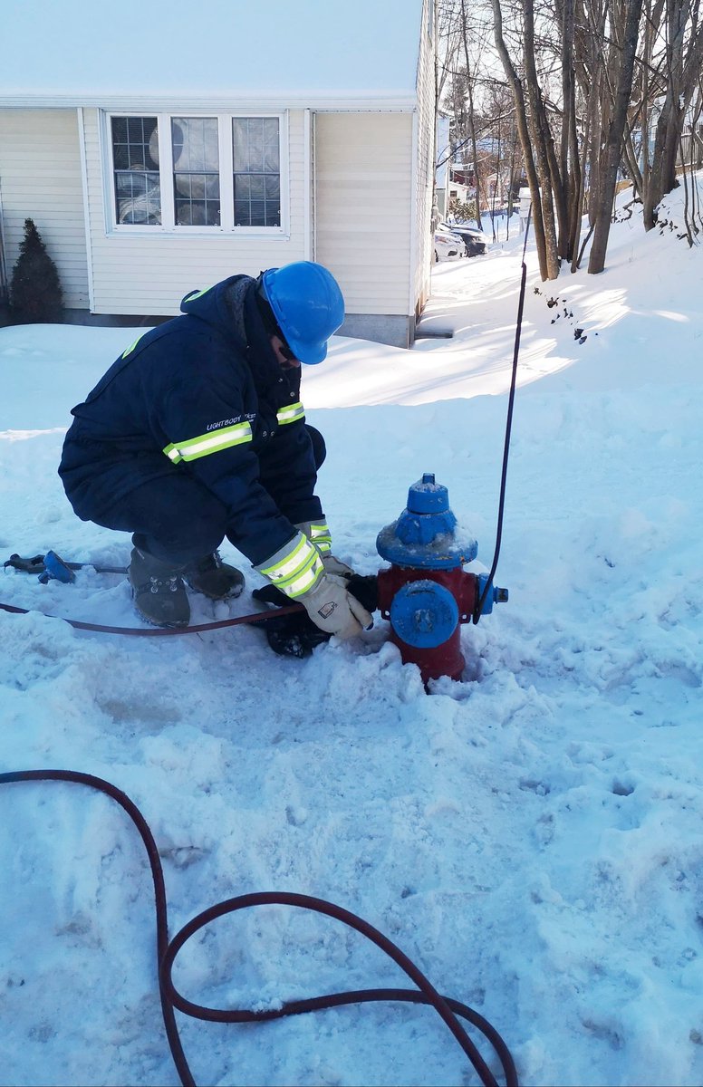 CUPELOCAL508's tweet photo. Did you know that the #CUPE local 508 members service the over 2500 Fire Hydrants in the City of #Fredericton A local member is seen here thawing a Fire Hydrant that was used for a house fire by the FFD @CityFredFire @IAFF1053 We are out here helping to keep our City safe! https://t.co/cRgS6gczDR