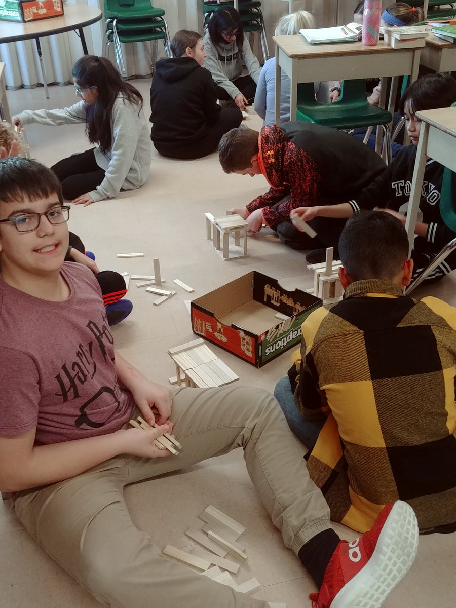 tinapoisson's tweet photo. Peux-tu estimer le longueur, l'hauteur et le largeur de votre contraption KEVA?  Exploring  STEAM en français aujourd'hui. @ealey_jenn @KEVAplanks @EmmaKingES https://t.co/cQKYZc0TF0