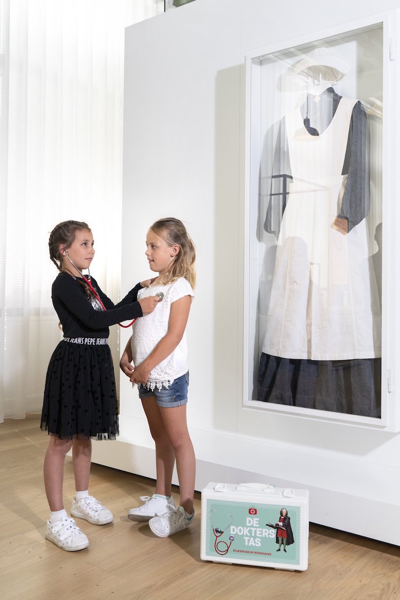 #tip Morgen is het museum voor kinderen met <a href="/verwonderpas/">Verwonder om de hoek</a> vanaf 15u gratis te bezoeken. Altijd al zo benieuwd wat er toch allemaal in de tas van de dokter zit? Ga met je eigen dokterstas op pad door het museum en ontdek de wondere wereld van jouw lichaam rijksmuseumboerhaave.nl/te-zien-te-doe…