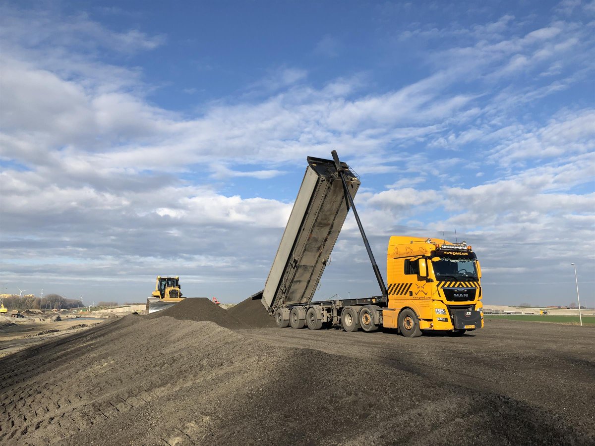 GSNEDbv's tweet photo. Wij zoeken een enthousiaste chauffeur voor één van onze trekkers met kippertrailer.
Heb je naast de benodigde ervaring en papieren de juiste motivatie? Aarzel niet langer en laat ons met jou kennis maken!

#vacature #chauffeur #kippertrailer #solliciteren

https://t.co/jdAlpFwDAk https://t.co/nCC7csl7A9