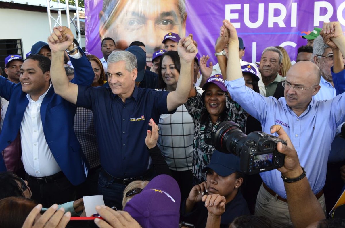 DelvisDuran's tweet photo. Llega a Puñal el próximo presidente de todos los dominicanos, Gonzalo Castillo. Le recibe nuestro candidato a alcalde, Euri Rosa y toda la dirigencia peledeista junto a un pueblo desbordado en las calles.
 #SantiagoEsDeGonzalo https://t.co/vneik9wrK4