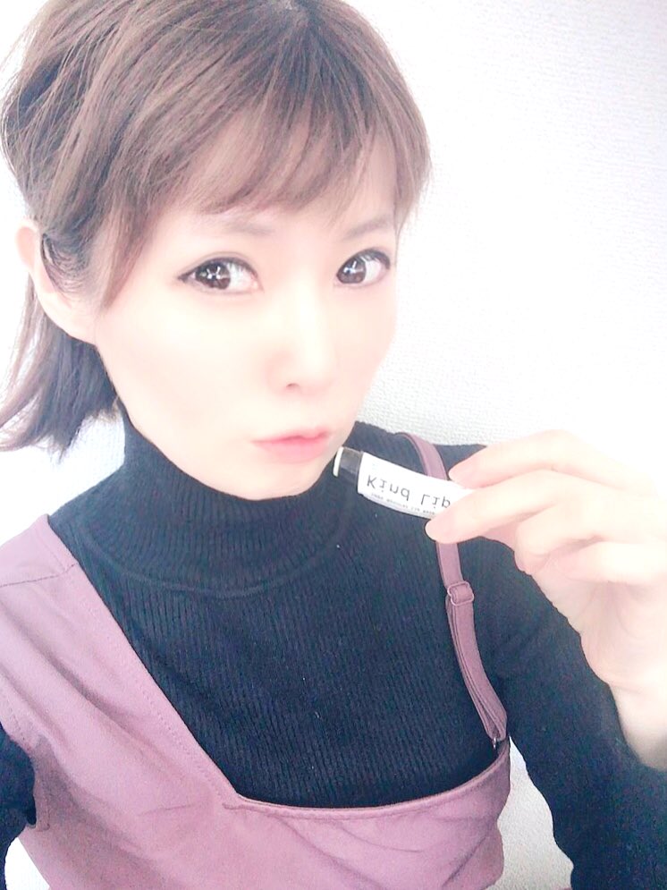 9373Hina's tweet photo. 今までのナチュラルリップにはない香り立ち♡ココナッツオイルが主成分となっていて、他に5種類の保湿成分も入った保湿力抜群の #kindlips リップバームが #ビープルバイコスメキッチンにて 新発売!オーガニックだから安心💓しかも色んなフレーバーも楽しめちゃうリップバームだよ😉わたしはミント🤗 https://t.co/GVYxDis2FB