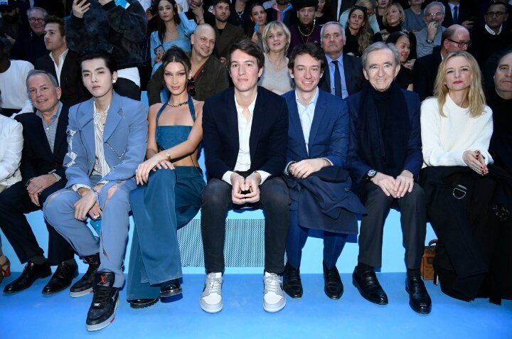 KrisWuPakistan-20XXSoar on X: Front row at Louis Vuitton Men's Fall 2020  @KrisWu sitting with Bella Hadid, CEO of Rimowa, Alexandre Arnault,  Frederic Arnault and Bernard Arnault. Cr. wwd 🔗:   #KrisWu #KrisWuLV #