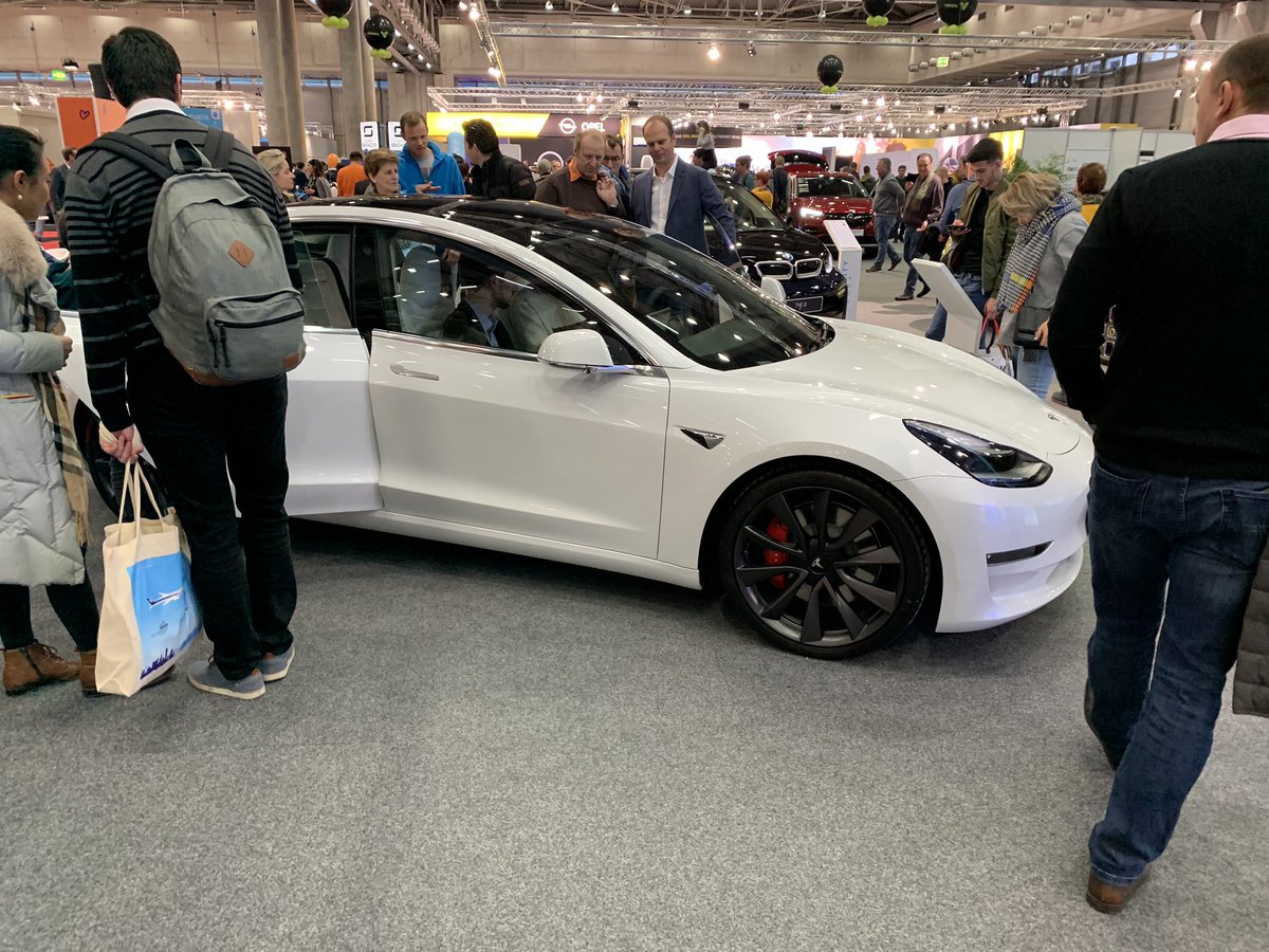 raffaeru's tweet photo. The only car I would actually want to drive home with lol #viennaautoshow https://t.co/RV9Pfy9aDB