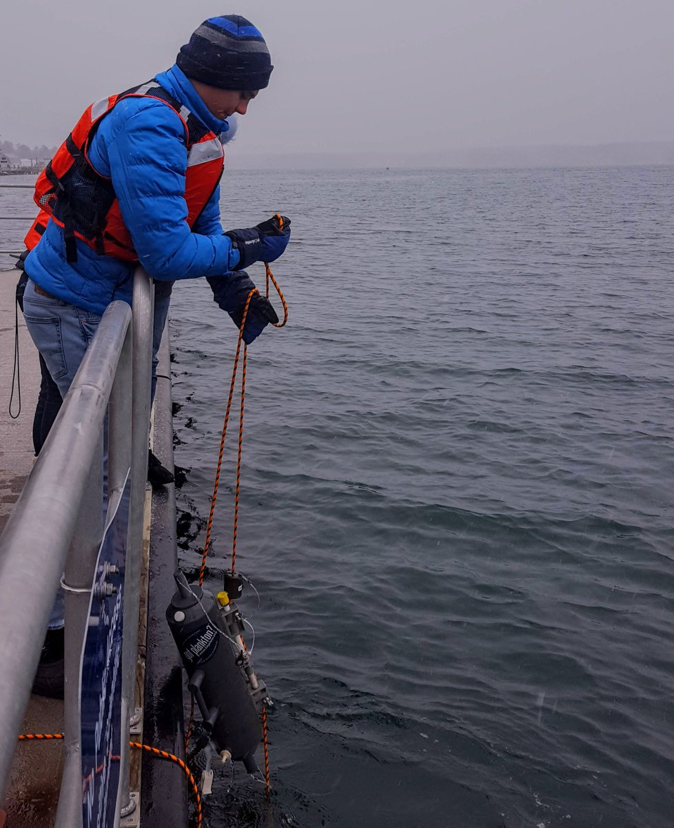 BigelowLab's tweet image. Snow and cold don't stop the @mssmpenguins! 

A team of hardy students like Martin Brozman collected water in all types of weather this week. They spent a week at the lab studying signals of change in the #GulfofMaine. 

Thanks for spending your J-term with us! #FieldworkFriday
