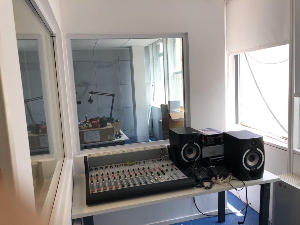 somostelam's tweet photo. A un año del desalojo y cierre del área Radio, las trabajadoras y trabajadores volvemos a poner cada cosa en su lugar.
¡En breve retomamos el aire con todos los contenidos! 📻

#TelamSeDefiende https://t.co/BTF4E1x5ee