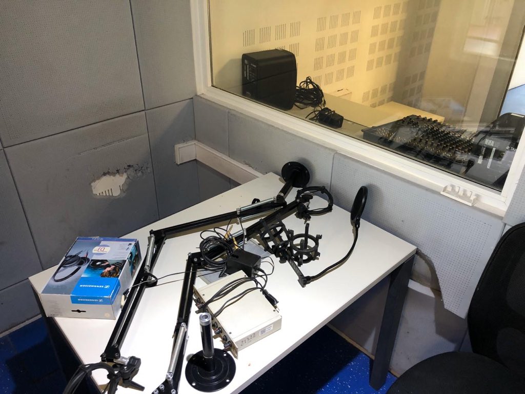 somostelam's tweet photo. A un año del desalojo y cierre del área Radio, las trabajadoras y trabajadores volvemos a poner cada cosa en su lugar.
¡En breve retomamos el aire con todos los contenidos! 📻

#TelamSeDefiende https://t.co/BTF4E1x5ee