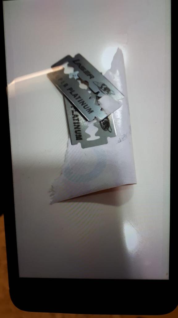 CUIDADO CON LAS PEGATAS DE NAZIS

Hoy en la Facultad de Filo de la UAM han aparecido pegatinas con cuchillas debajo, una costumbre de los cerdos para cortar a los que intenten arrancarlas. Si vais a arrancar pegatinas, hacedlo siempre con las llaves.

Difundid y todo eso.