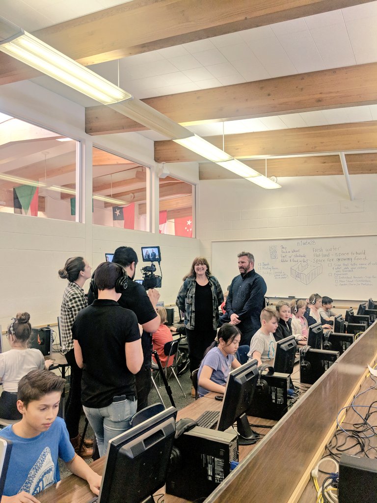 omaleyedtech's tweet photo. I am so excited @EdTecHakk and @UENpd came out to @UplandTerrace this week to see what @KimKmgg and her 5th graders have been up to using #MinecraftEdu for a year long project focusing on social studies and ELA. 👏🏻👏🏻👏🏻 https://t.co/XURBLViiL1
