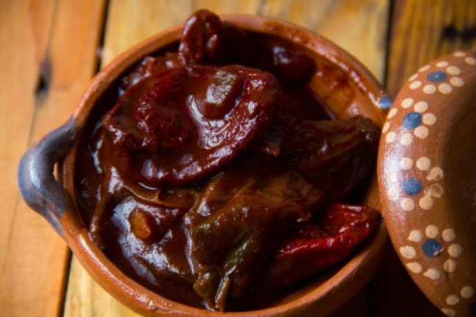 Chiles de Doble Vida
hay varios Chiles que se usan Doblemente, es decir, cuando están Frescos y cuando están Secos y se usan en Diferentes Guisos, ejemplo.-
se llaman Chiles Jalapeños cuando están Frescos
y Chile Chipotle cuando esta Seco o Adobados