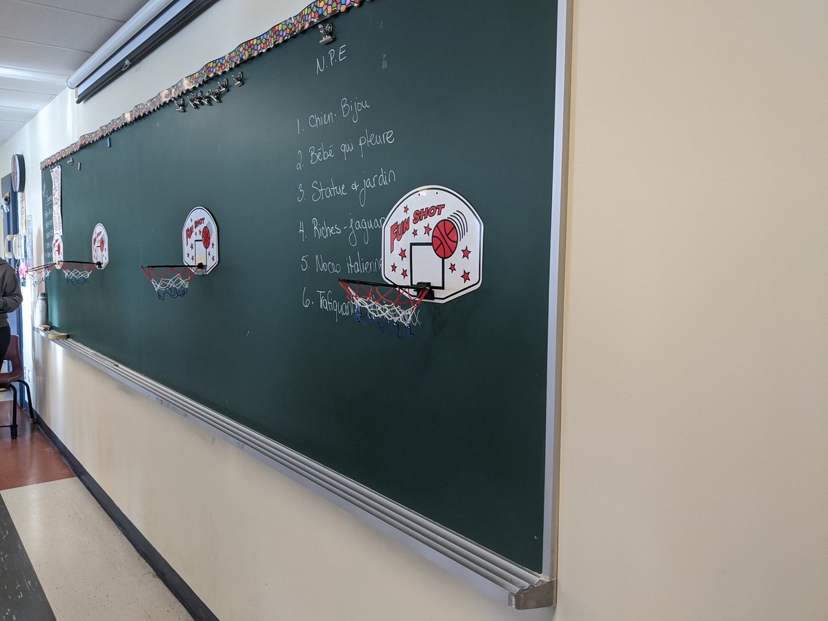 CcSamuelGenest's tweet photo. Dans le cours de français SAM'Enrichit 7-08 de Mme Lafrenière, on revoit le vocabulaire d'un roman en équipe tout en s'amusant. #SamFierté #LaserEtFier #SAMFiers https://t.co/B9STpKBcSS