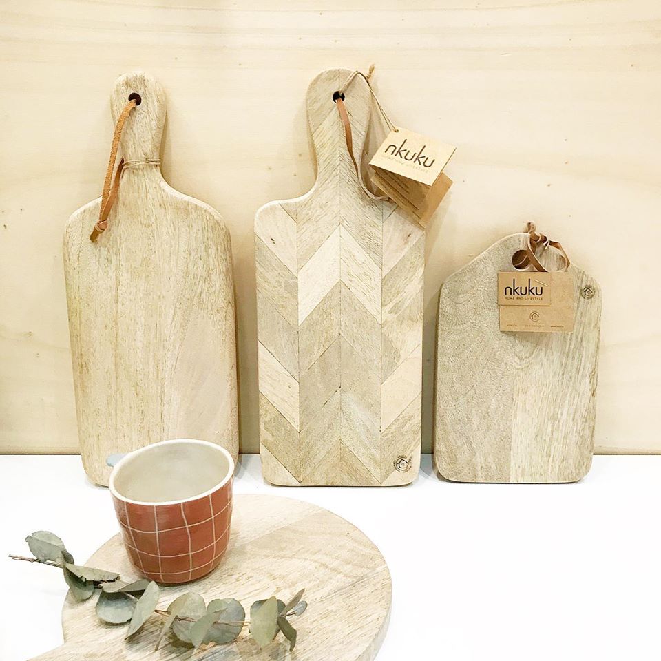 slowconcept's tweet photo. Les planches @nkukulife sont faites en bois de manguier. Pourquoi ce bois? C’est un bois léger et robuste qui à la couleur du noyer. Le bois de manguier est utilisé lorsque l’arbre ne donne plus de fruits (après une vingtaine d’années). 
#boutique #tendances #upcycling #Toulouse https://t.co/Nusv3jstN7