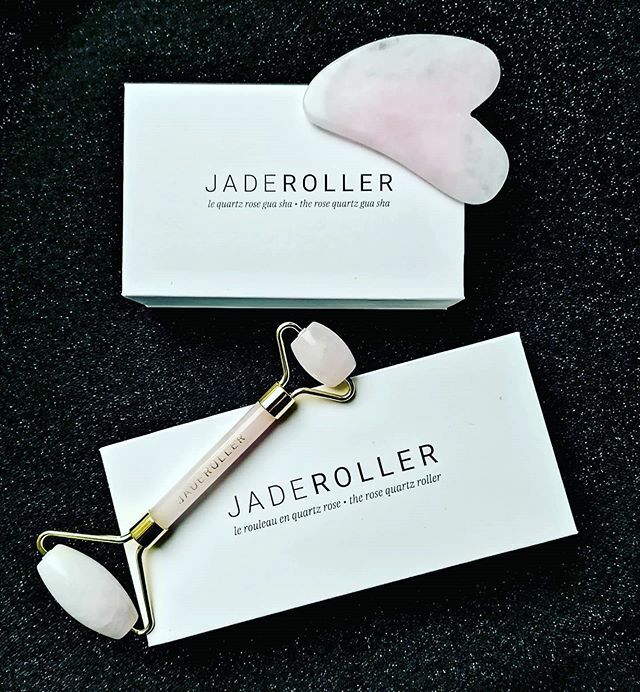 pinezoe's tweet photo. Sur je blog je vous ai fait une petite revue sur le gua sha et le Rouleau en quartz rose @jaderollerfr
-
Ce sont  des outils de beauté ancestraux asiatiques fabriqués avec des pierres semi précieuses et à la main qui ont chacune leurs propres effets sur la peau mais qui ont … https://t.co/4ev3XmEFd6