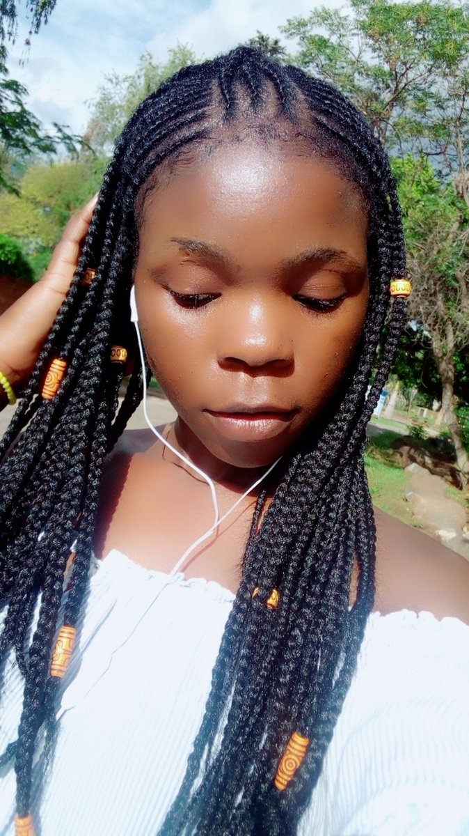KhloeMsaya's tweet photo. Hello ladies with braids... https://t.co/nzYa5pR6pD
