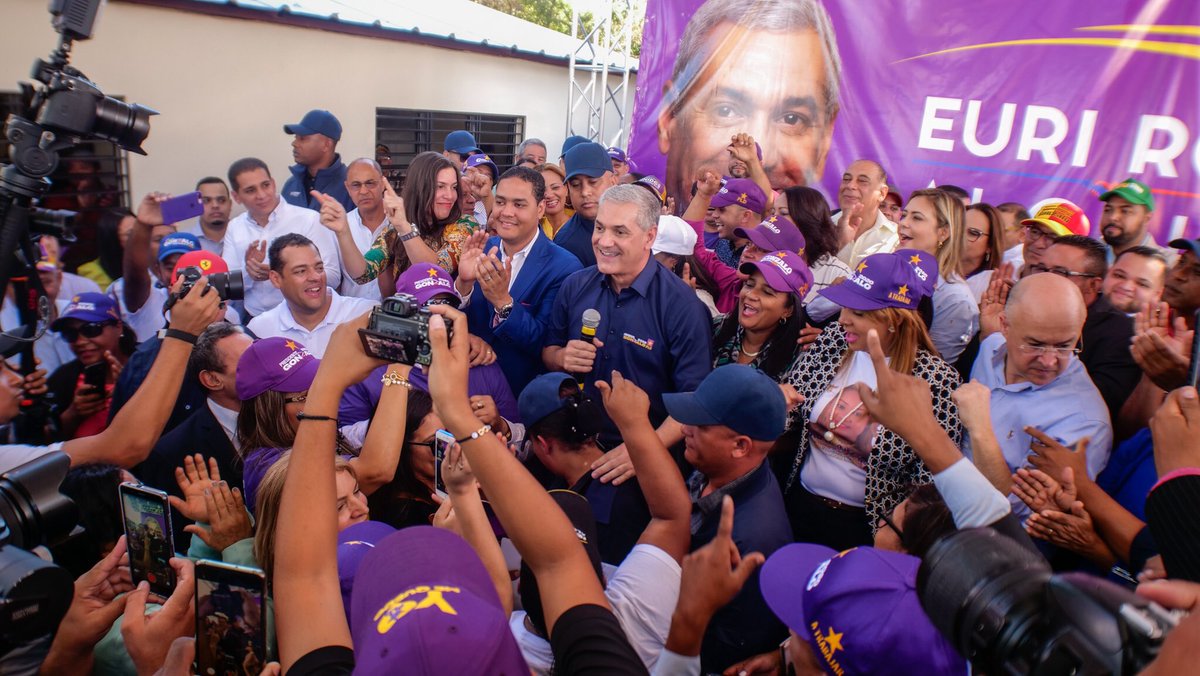 VictorFadulL's tweet photo. Con gran euforia, el municipio #Puñal recibe a nuestro próximo presidente, @gonzalocastillo2020rd, quien da firme apoyo a los candidatos municipales del @pldenlinea, con miras al próximo 16 fe febrero. Gonzalo, un hombre de #NuevasIdeas. https://t.co/s6QUI2R1iF