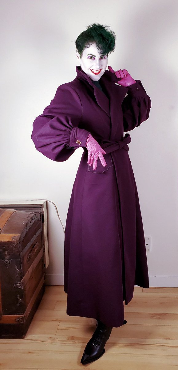 PowrBottomJoker's tweet photo. Sorry I've been absent, I spent over 100 hours making this bishop-sleeve coat inspired by Joker's very Bowie-esque look in JL international annual #2. It's lined in green and looks like I skinned Barney. the pockets have hidden embroidered batsymbols (because secret batjokes) 👀 https://t.co/kWXbnoqCwL