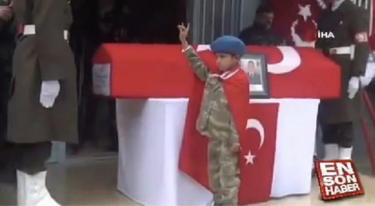 Dün Suriye’de şehit olan Mustafa Alpaklı’nın 8 yaşındaki kardeşi, karne alacağı gün abisinin cenazesine geliyor ve bozkurt selamı ile abisini cennete uğurluyor.
Kendi küçük, yüreği kocaman çocuk.

Türk milletini yıkamayacaksınız! 
#KarneGünü