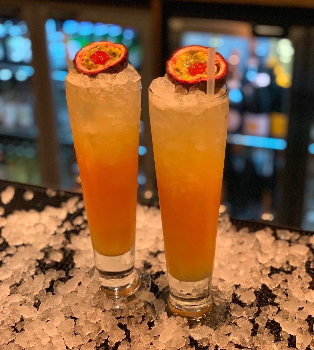 CHEERS TO FRIDAY! Cocktails 2 for £12 until 10pm🖤 #eastlondon #london #cocktail #happyhour #bartender #cocktails #DMN #designmynight #southwoodford #e18 #loughton #woodford #walthamstow #lizardloungee18 #fridaynight