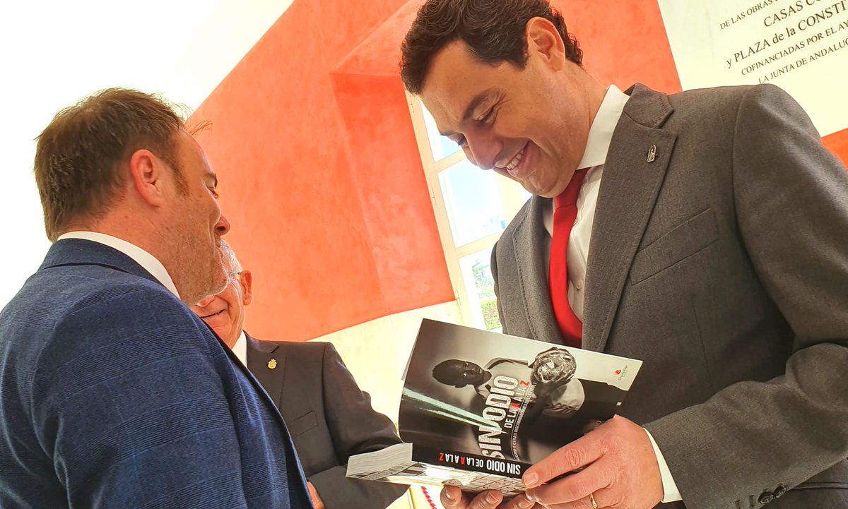 salva_moya's tweet photo. El presidente de @AndaluciaJunta ya tiene #SinOdio. @JuanMa_Moreno escribe en otro de mis libros, la biografía de @danzaoficial pídelo dedicado en @Edicirculorojo o tu librería https://t.co/pQshGsFb5r