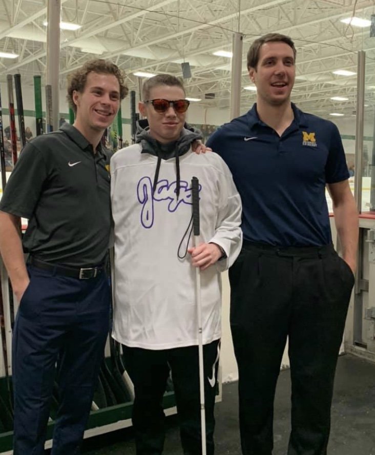 UMDearbornHky's tweet photo. Last night, 2 members of the team, #85 Dakota Potter & #88 Cameron Rossman donated their time to assist the Allen Park Jags Varsity Hockey team with a fundraiser for Brett Bowman and his family.
#bornBLUE #CommunityBLUE 〽️🏒🥅🚨💙💛💜 https://t.co/A8HO7puUXY