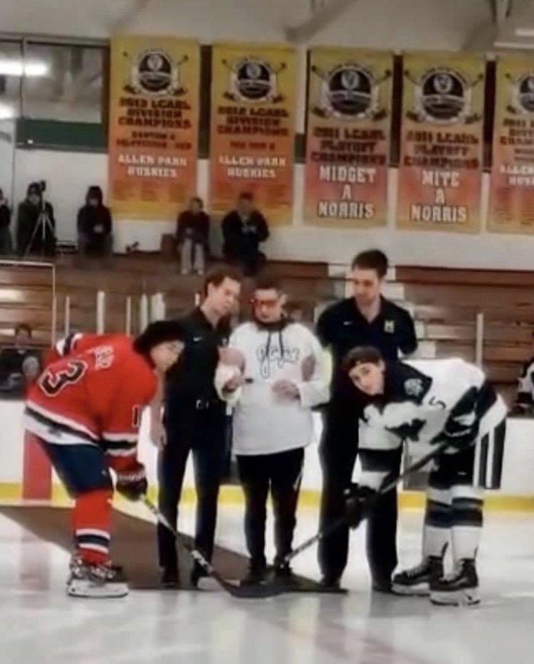 UMDearbornHky's tweet photo. Last night, 2 members of the team, #85 Dakota Potter & #88 Cameron Rossman donated their time to assist the Allen Park Jags Varsity Hockey team with a fundraiser for Brett Bowman and his family.
#bornBLUE #CommunityBLUE 〽️🏒🥅🚨💙💛💜 https://t.co/A8HO7puUXY