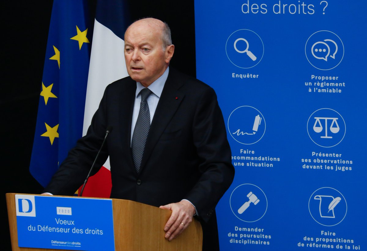Jacques Toubon, debout sur scène derrière un pupitre en bois clair, prononce ses vœux. A côté de lui : un drapeau français et un européen.