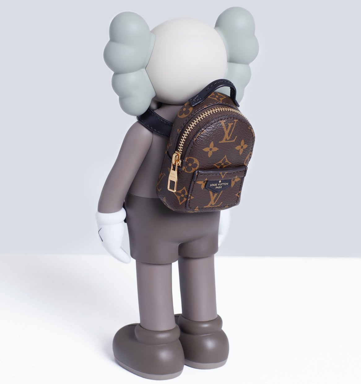 StockX on X In the battle of mini bags Louis Vuitton serves up a new competitor with the Party Palm Springs Bracelet. It s the perfect Companion for any moment. Get it on