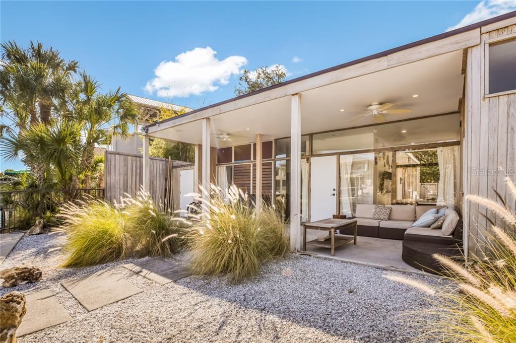 MSCOpenHouses's tweet photo. Hidden 2/2 #MidCenturyModern #SiestaKey FL home is a hidden gem https://t.co/iEkj84o5kn with surprising style! #SarasotaSchoolofArchitecture #JackWest #TinyHouse #SiestaKeyrealestate https://t.co/hOOzQMRdGt