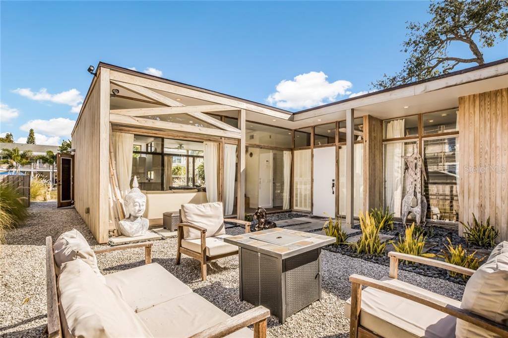 MSCOpenHouses's tweet photo. Hidden 2/2 #MidCenturyModern #SiestaKey FL home is a hidden gem https://t.co/iEkj84o5kn with surprising style! #SarasotaSchoolofArchitecture #JackWest #TinyHouse #SiestaKeyrealestate https://t.co/hOOzQMRdGt
