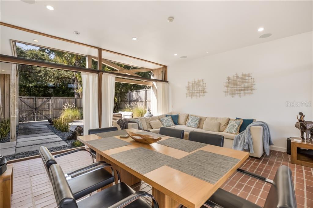 MSCOpenHouses's tweet photo. Hidden 2/2 #MidCenturyModern #SiestaKey FL home is a hidden gem https://t.co/iEkj84o5kn with surprising style! #SarasotaSchoolofArchitecture #JackWest #TinyHouse #SiestaKeyrealestate https://t.co/hOOzQMRdGt