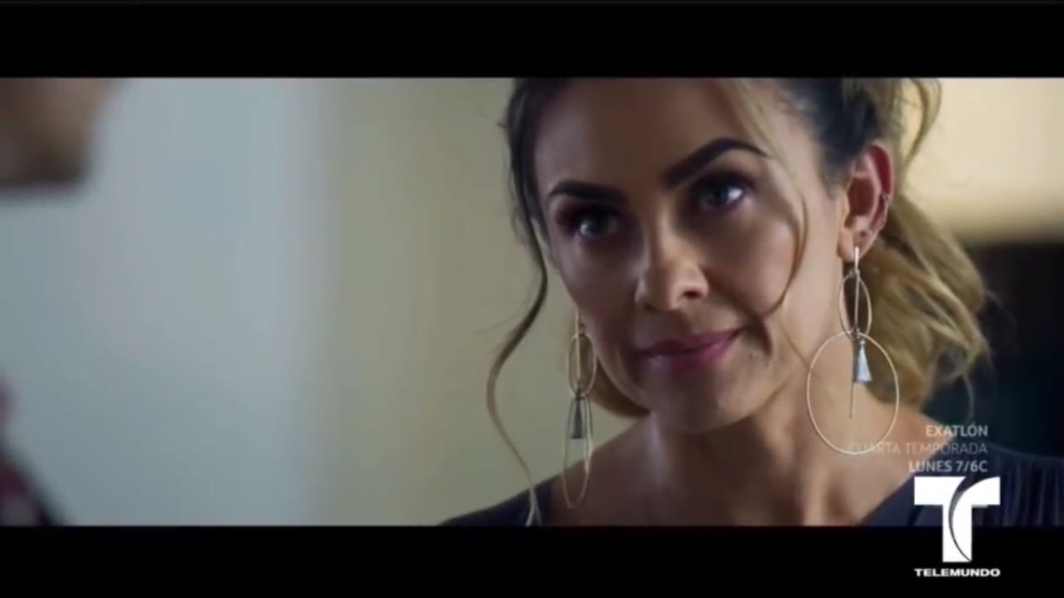 Dona2La's tweet photo. Mi doña #LaDoña2 amo esa mirada de inocente 😊😊 @ladonatlmd @aracelyarambula ❤️💕⚡️ @Telemundo Gracias por volver a existir la Doña y ver a ella una gran actriz 💕🔥 https://t.co/Fs79KWClfB