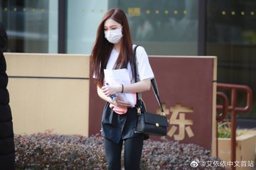 QQFAN2020's tweet photo. Name : Ai YīYī
Birth : 1996
Group : Yue Hua
Favorite Artist : SHINee, Super Junior, Everglow
#AiYiYi #YueHua https://t.co/fcimaepMUs