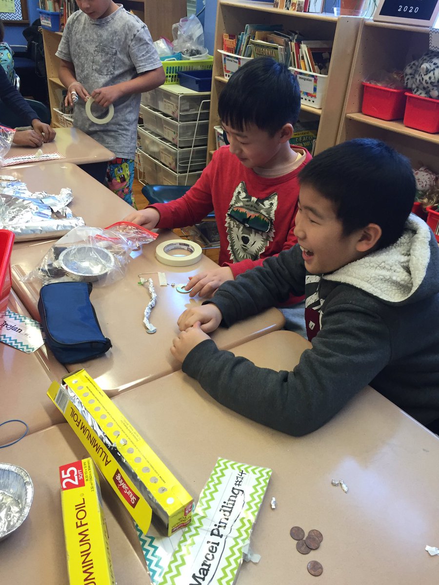 MrsSimmons159's tweet photo. The 4-320 scientists used what they have learned about conductors to create wireless circuits! #welovescience @PS159_Q https://t.co/LosVorzu6V