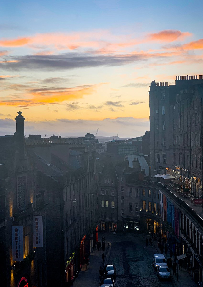natlibscot's tweet photo. Quite a nice #LibrarySunset (from our offices overlooking Victoria Street in Edinburgh). Hope you all have a fab weekend when it comes π€π
#FridayFeeling https://t.co/2LPcyz2ryc