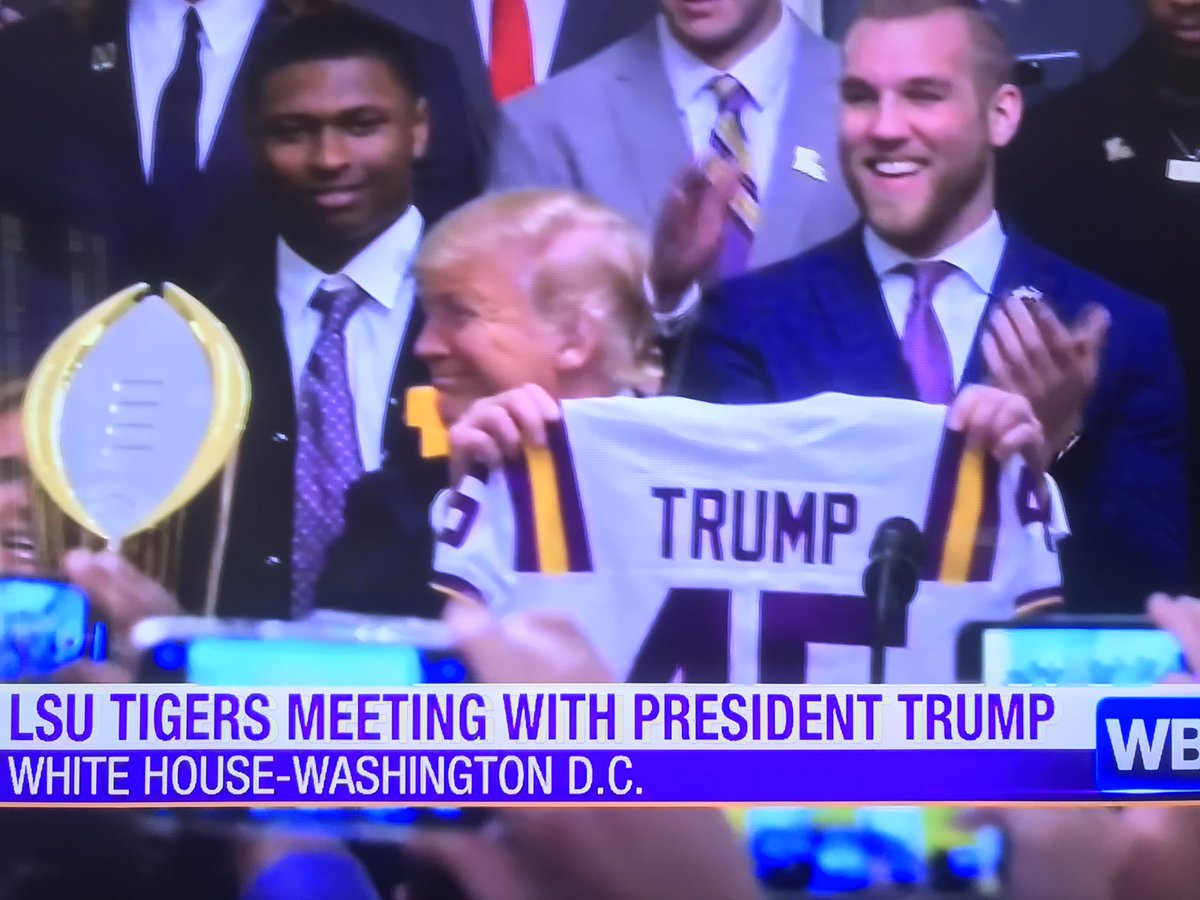 Joe Burrow hands President Donald Trump an #LSU jersey.
Trump: “I thought he was giving me the Heisman Trophy. He’s just giving me a jersey.”