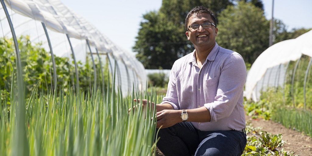 GustavsonUVic's tweet photo. PhD candidate Saeed Rahman turned to BC farmers to study the intersection of ecological knowledge and business. What he found was a whole new vocabulary, moving past sustainability and onto regeneration.

Read more: https://t.co/pBSUPhbE1M @uvic https://t.co/zJE7b9QjtI