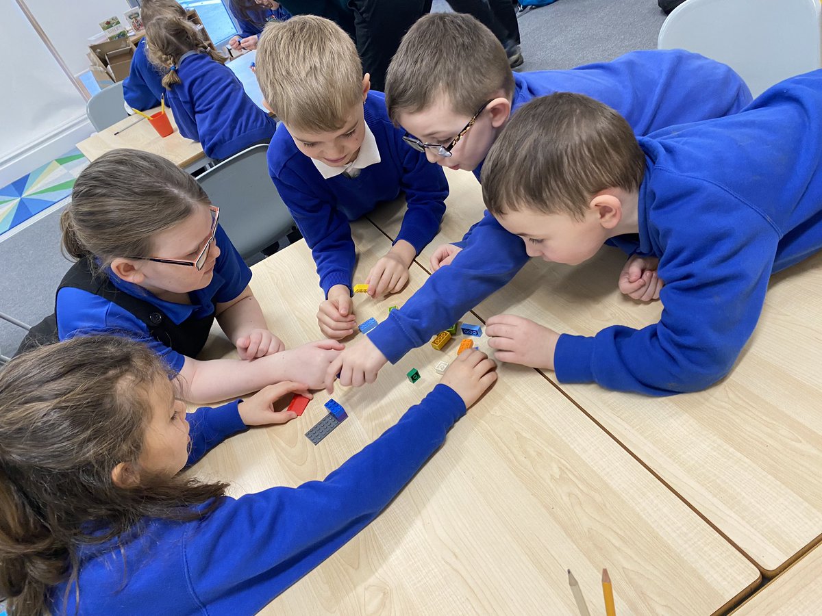 BilstonPrimary's tweet image. P2/3 had a visit from the @ScienceCeilidh 👨🏼‍🔬👩🏻‍🔬today! We were learning all about atoms ⚛️ and different forms of calcium! We created different movements to show what chalk, teeth, bone and shell look like when it is super magnified! #STEM #miniscientists #science