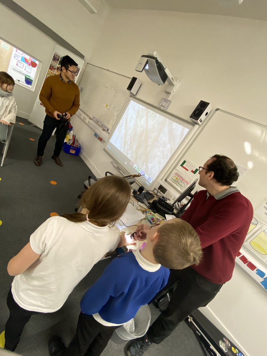 BilstonPrimary's tweet image. P2/3 had a visit from the @ScienceCeilidh 👨🏼‍🔬👩🏻‍🔬today! We were learning all about atoms ⚛️ and different forms of calcium! We created different movements to show what chalk, teeth, bone and shell look like when it is super magnified! #STEM #miniscientists #science